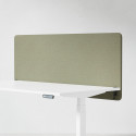 Ljudabsorberande bordsskärm med olivgrön klädsel, fäst på skrivbordsfront. 160 centimeter bred.