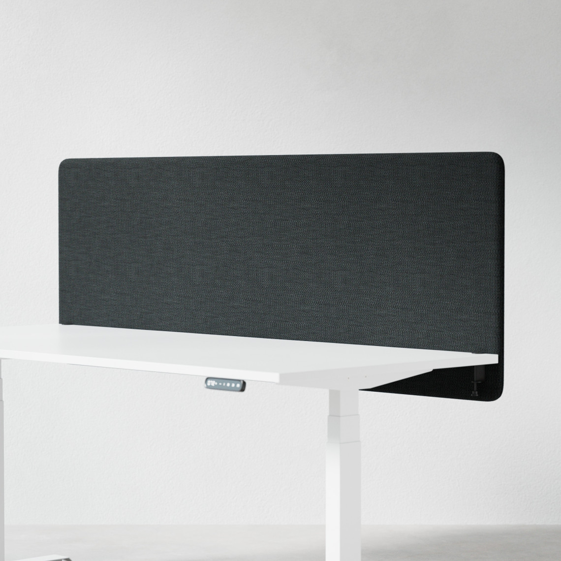 Ljudabsorberande bordsskärm med svart klädsel, fäst på skrivbordsfront. 180 centimeter bred.