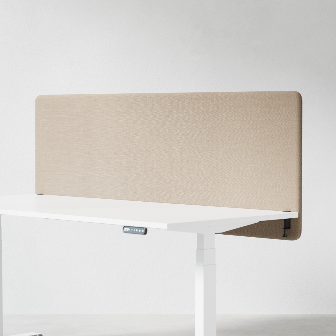 Ljudabsorberande bordsskärm med beige klädsel, fäst på skrivbordsfront. 180 centimeter bred.