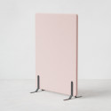 Ljudabsorberande golvskärm i rosa klädsel utrustad med svarta skärmfötter, snett från sidan.