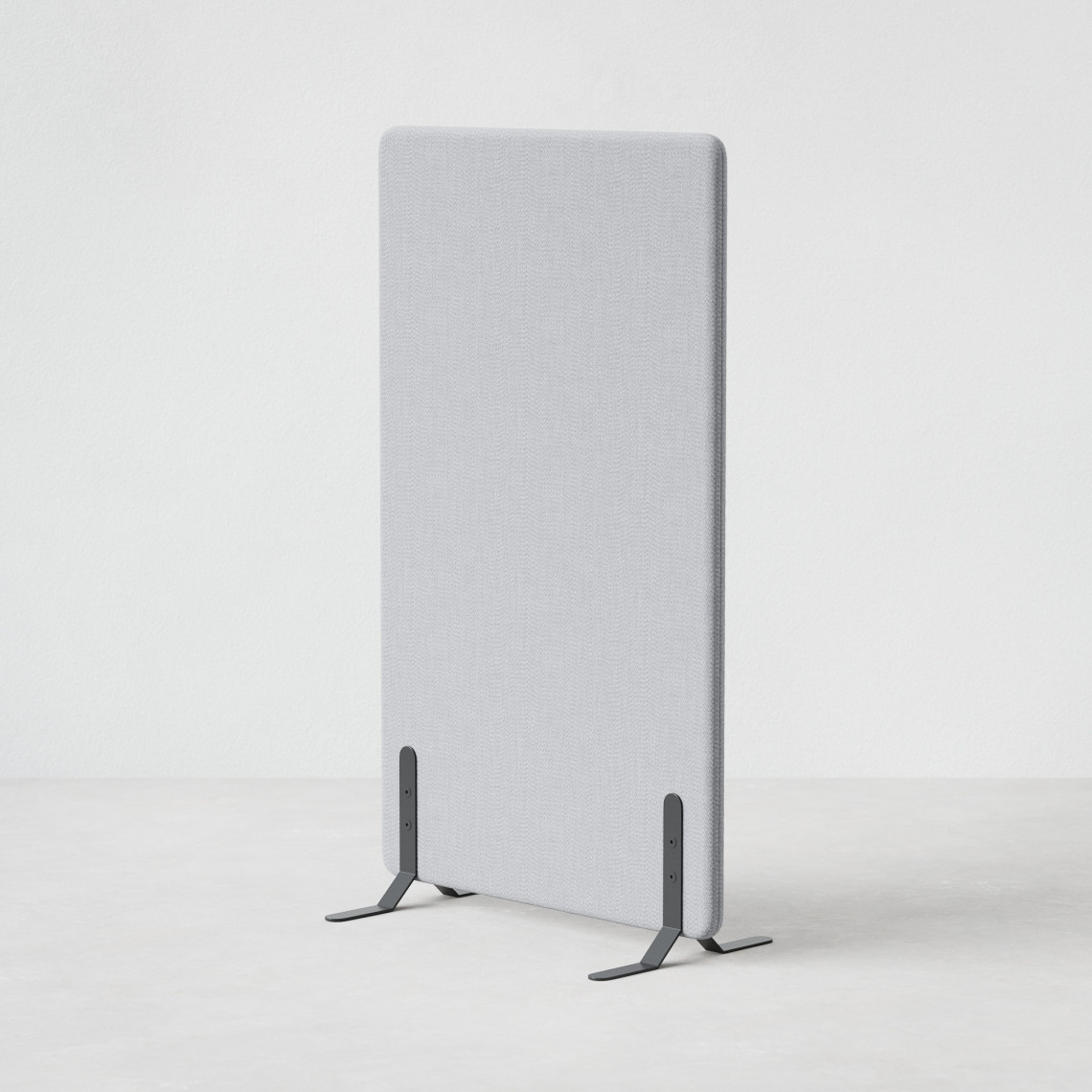 Ljudabsorberande golvskärm i ljusgrå klädsel utrustad med svarta skärmfötter, snett från sidan.