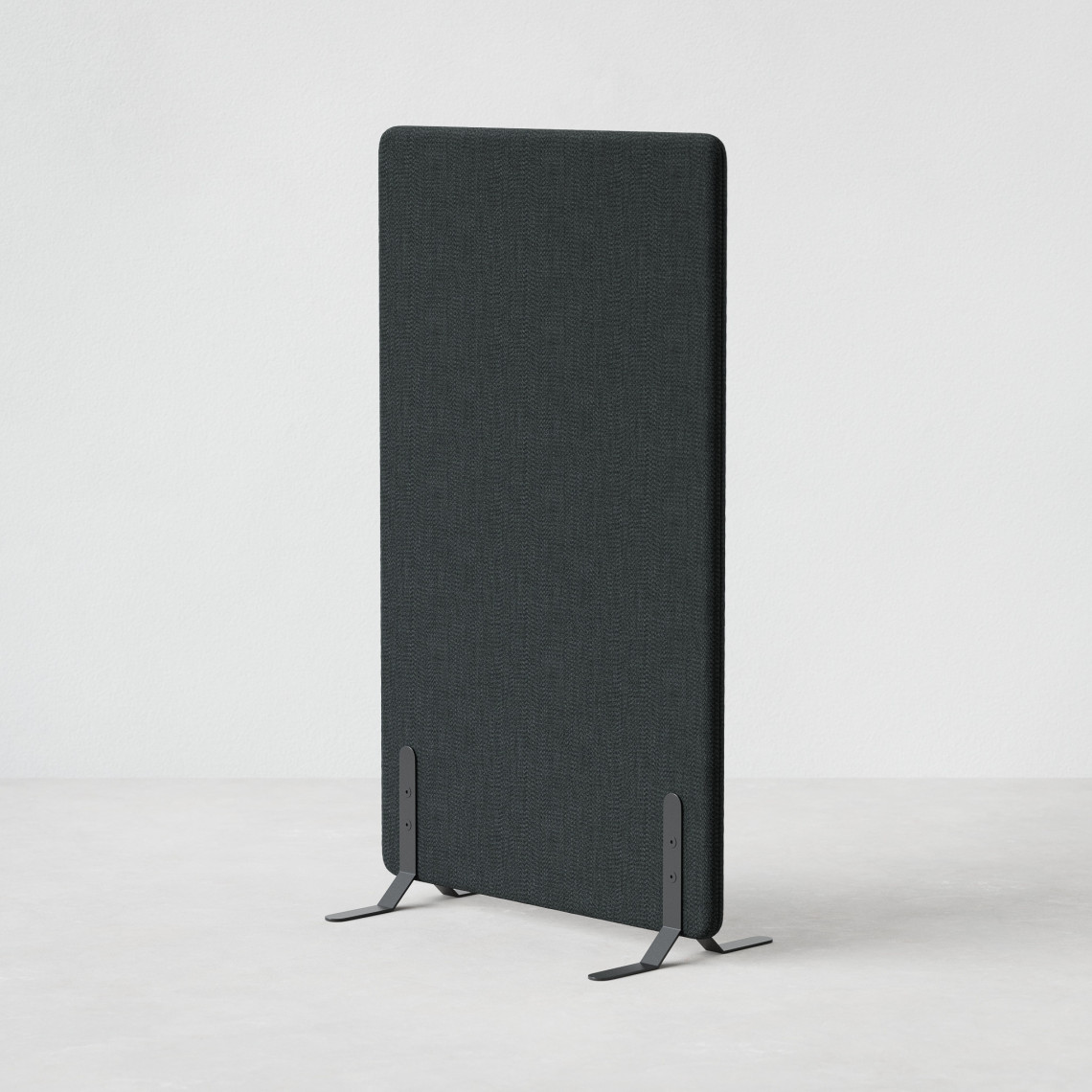 Ljudabsorberande golvskärm i svart klädsel utrustad med svarta skärmfötter, snett från sidan.
