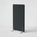 Ljudabsorberande golvskärm i svart klädsel utrustad med svarta skärmfötter, snett från sidan.