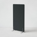 Ljudabsorberande golvskärm i svart klädsel utrustad med svarta skärmfötter, snett från sidan.