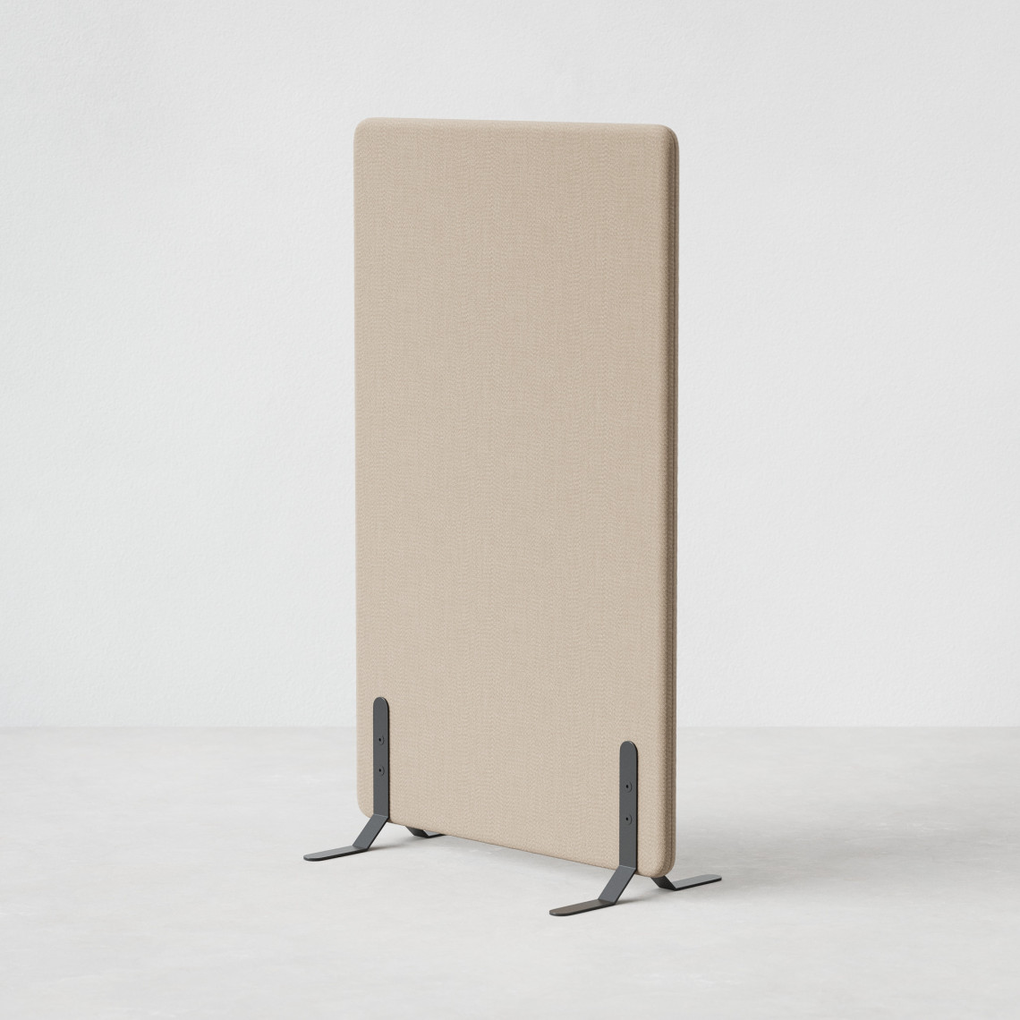 Ljudabsorberande golvskärm i beige klädsel utrustad med svarta skärmfötter, snett från sidan.