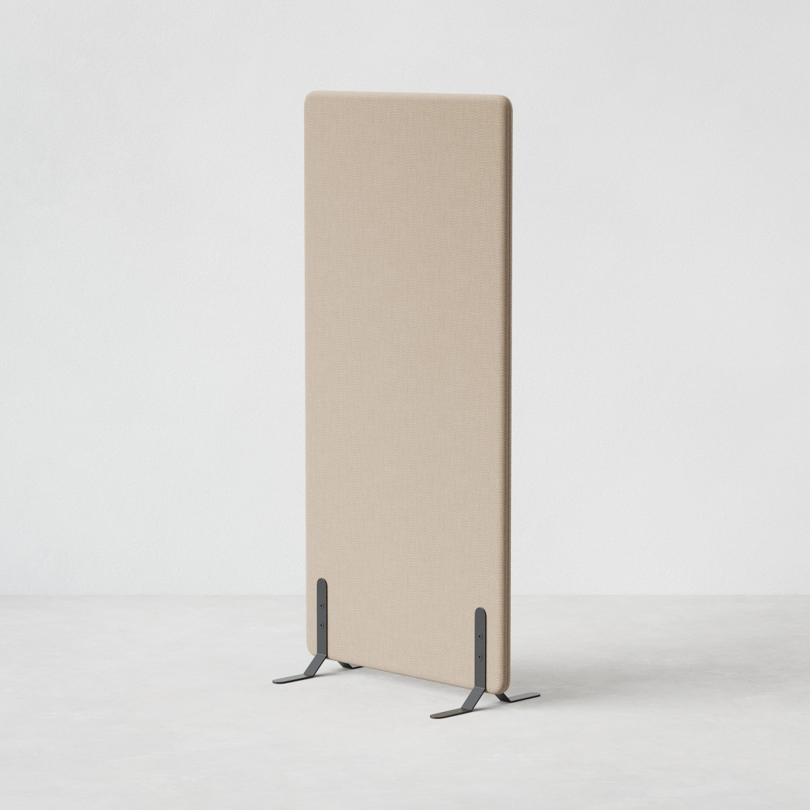 Ljudabsorberande golvskärm i beige klädsel utrustad med svarta skärmfötter, snett från sidan.