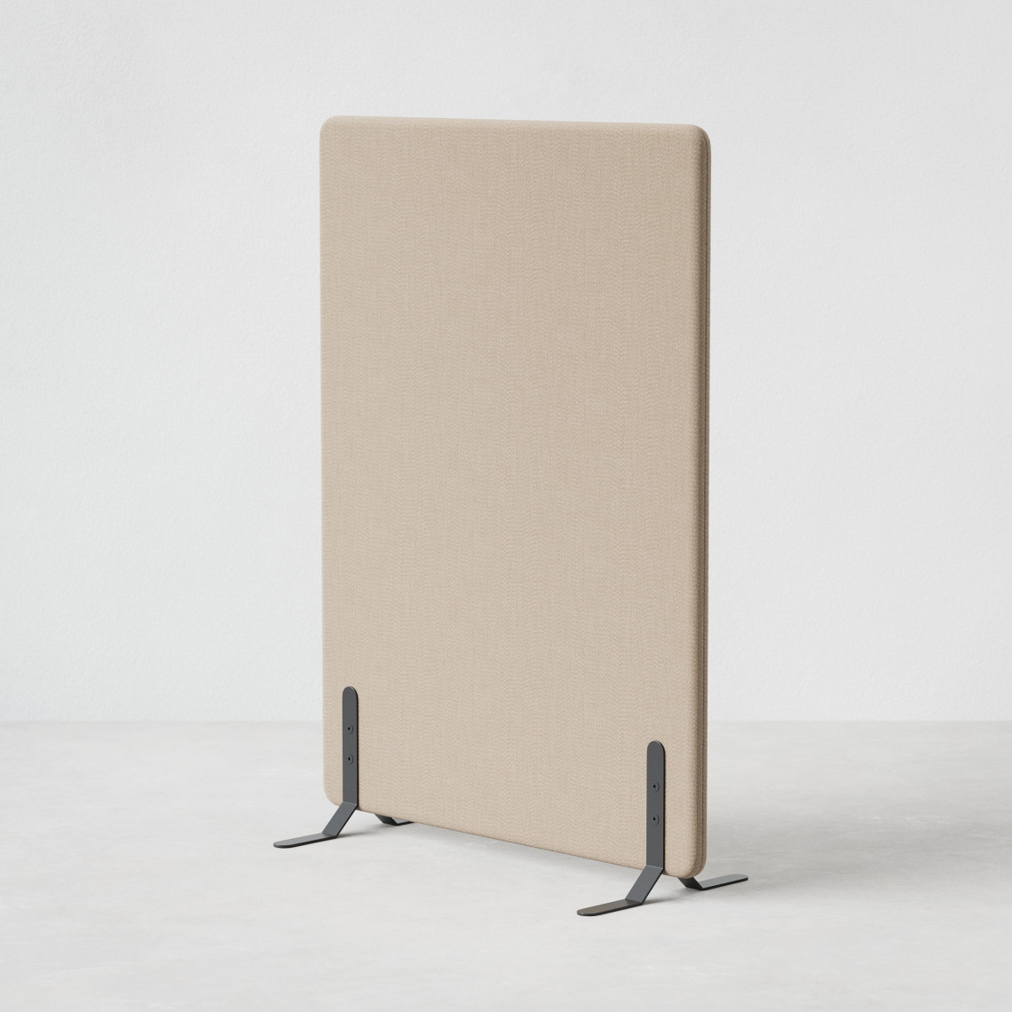 Ljudabsorberande golvskärm i beige klädsel utrustad med svarta skärmfötter, snett från sidan.