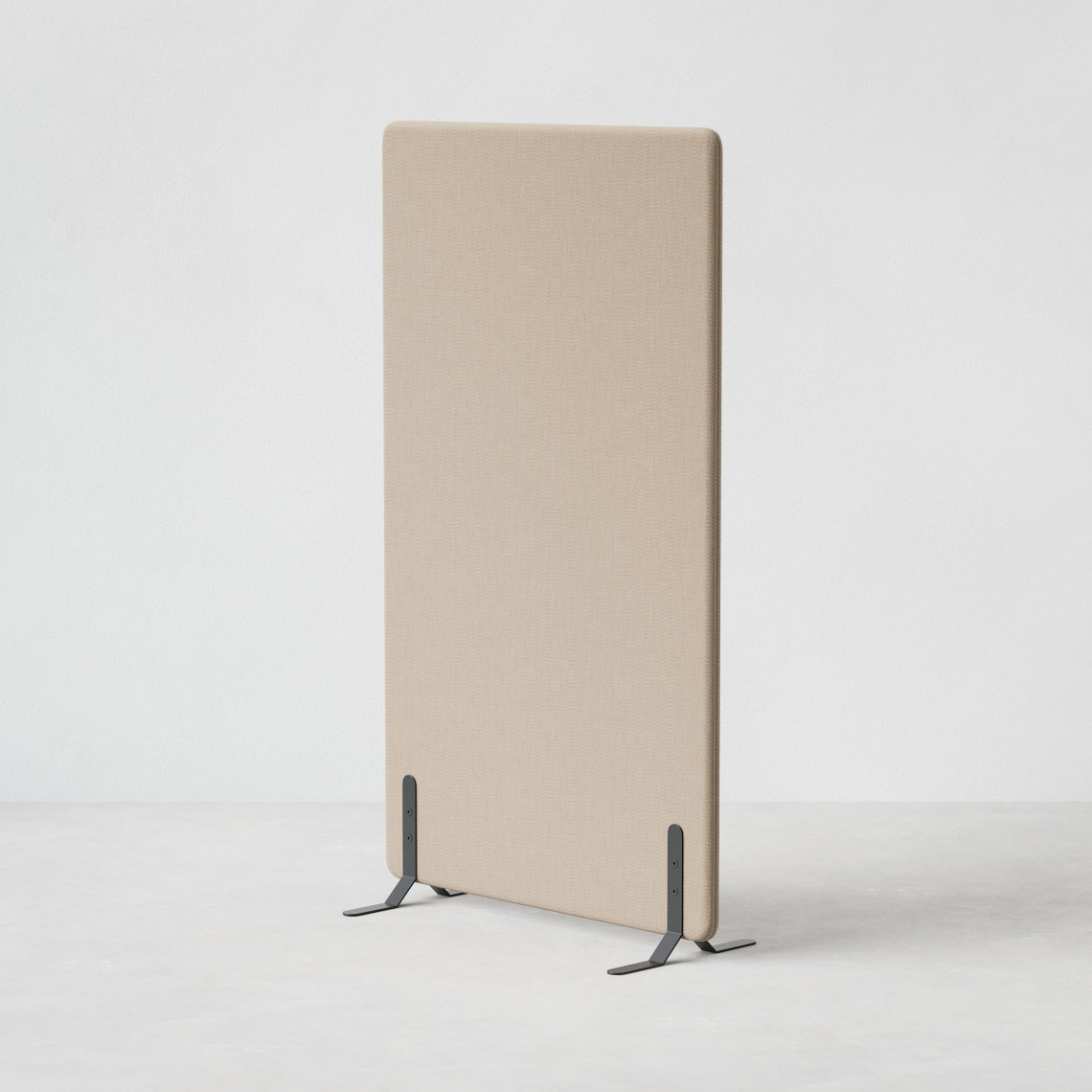 Ljudabsorberande golvskärm i beige klädsel utrustad med svarta skärmfötter, snett från sidan.