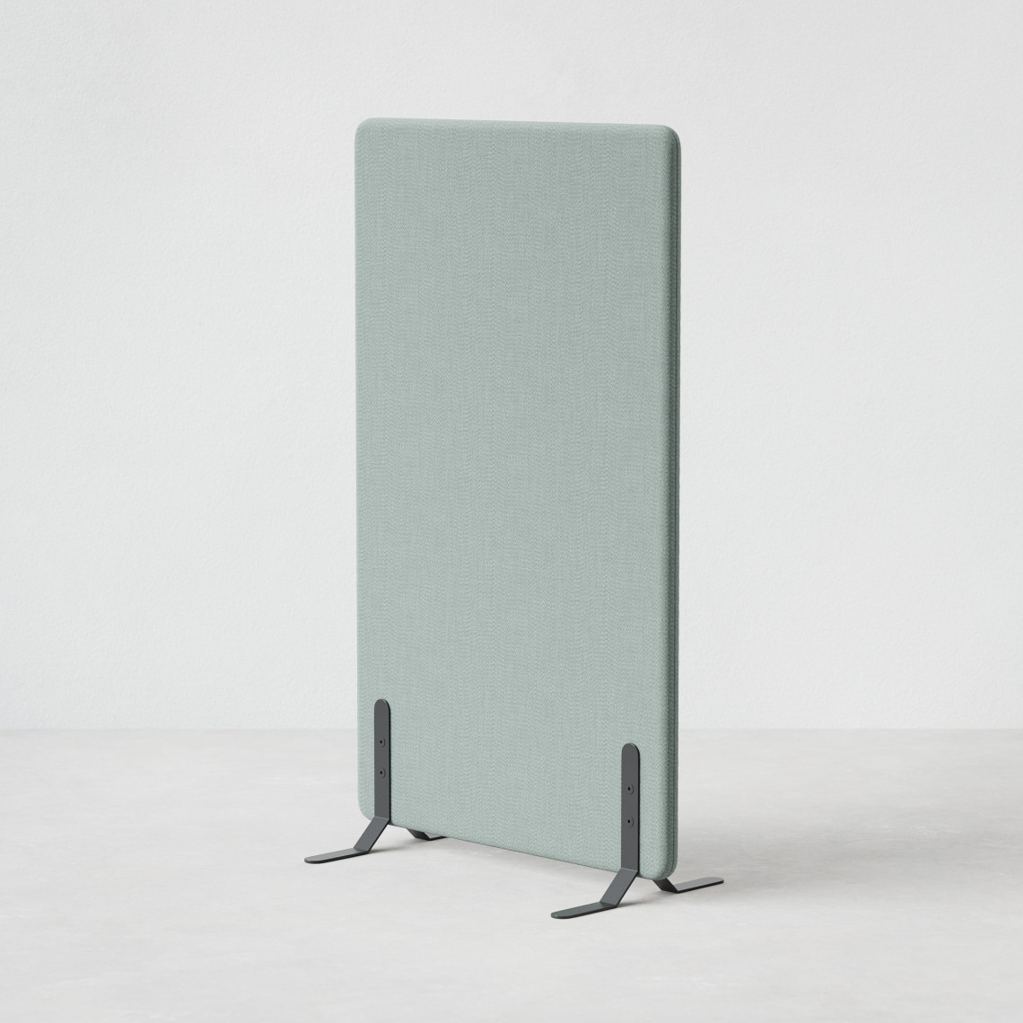 Ljudabsorberande golvskärm i grön klädsel utrustad med svarta skärmfötter, snett från sidan.