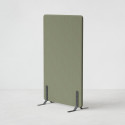 Ljudabsorberande golvskärm i olivgrön klädsel utrustad med svarta skärmfötter, snett från sidan.