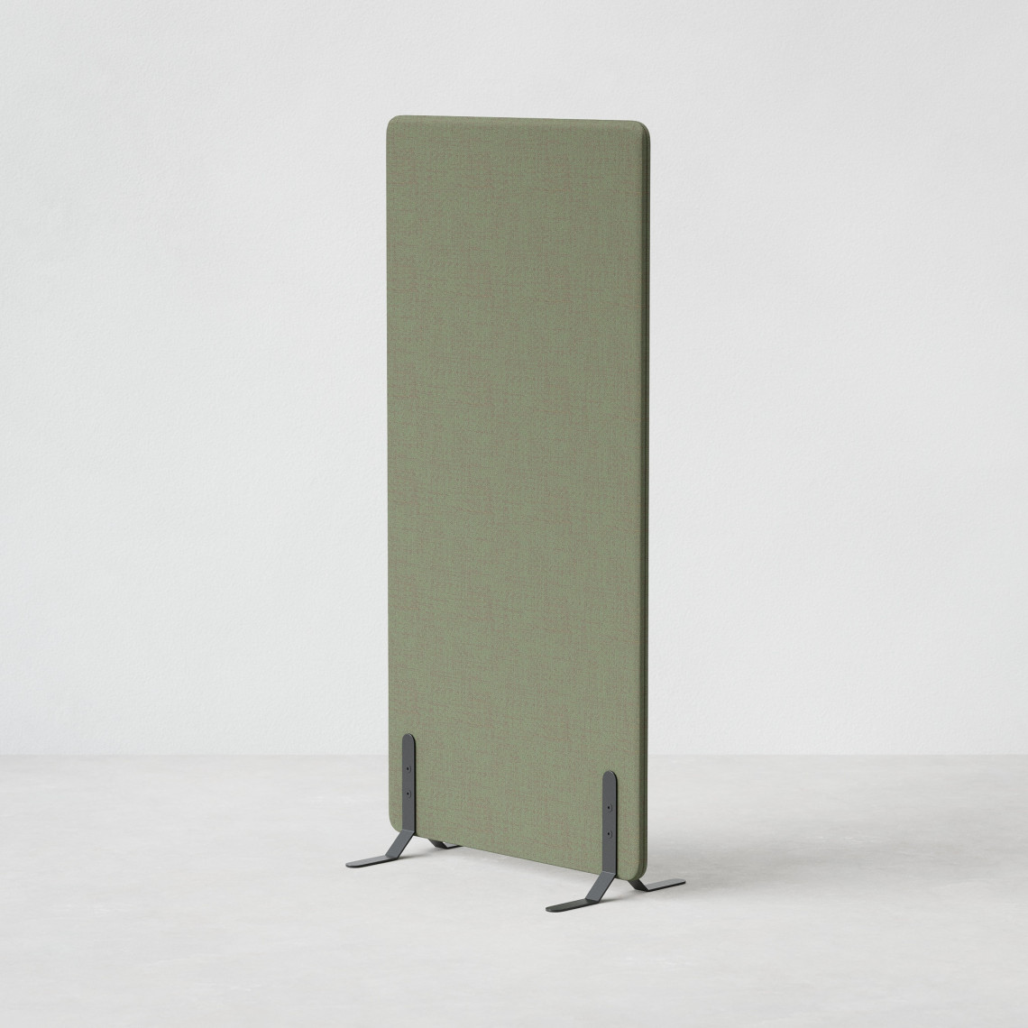 Ljudabsorberande golvskärm i olivgrön klädsel utrustad med svarta skärmfötter, snett från sidan.