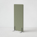 Ljudabsorberande golvskärm i olivgrön klädsel utrustad med svarta skärmfötter, snett från sidan.