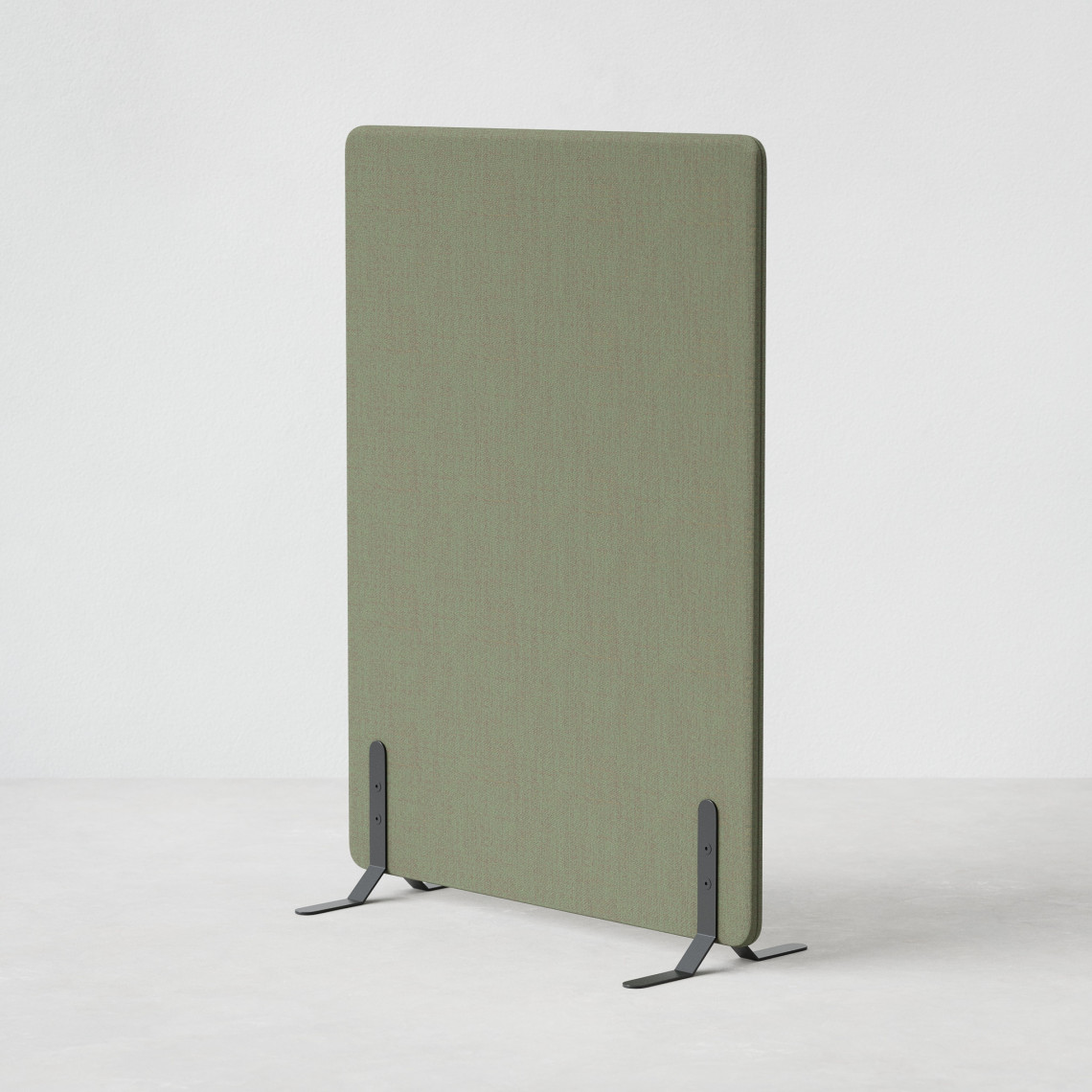 Ljudabsorberande golvskärm i olivgrön klädsel utrustad med svarta skärmfötter, snett från sidan.