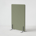 Ljudabsorberande golvskärm i olivgrön klädsel utrustad med svarta skärmfötter, snett från sidan.