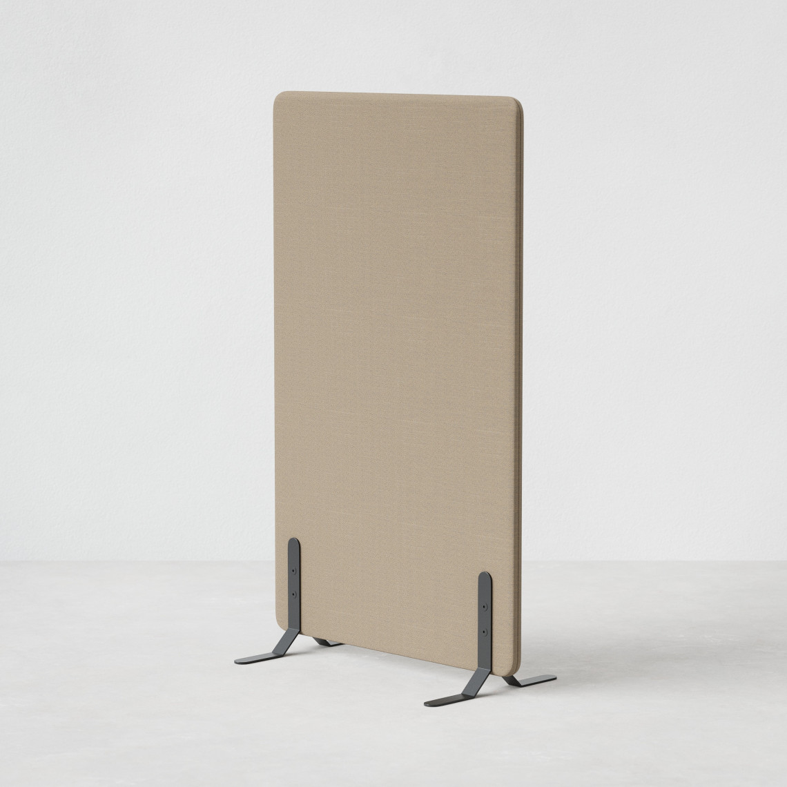 Ljudabsorberande golvskärm i sandfärgad klädsel utrustad med svarta skärmfötter, snett från sidan.