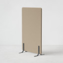 Ljudabsorberande golvskärm i sandfärgad klädsel utrustad med svarta skärmfötter, snett från sidan.