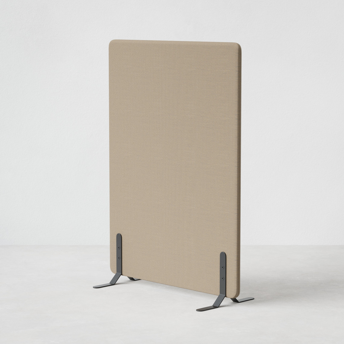 Ljudabsorberande golvskärm i sandfärgad klädsel utrustad med svarta skärmfötter, snett från sidan.