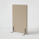 Ljudabsorberande golvskärm i sandfärgad klädsel utrustad med svarta skärmfötter, snett från sidan.
