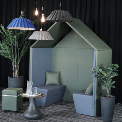 Ljudabsorberande möbel - Half a hut Sofa med en eldosa