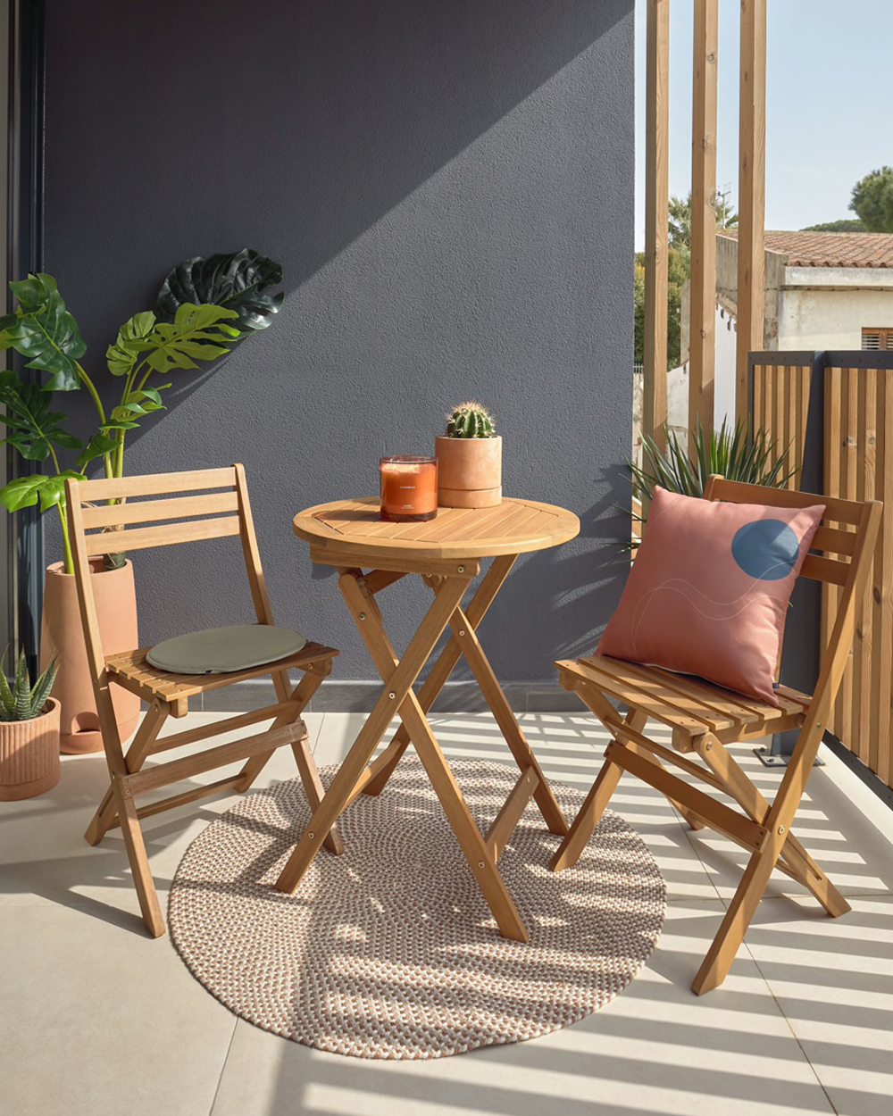 Meubles d'extérieur Jessica table en bois 4 chaises pliantes avec  accoudoirs pour jardin.