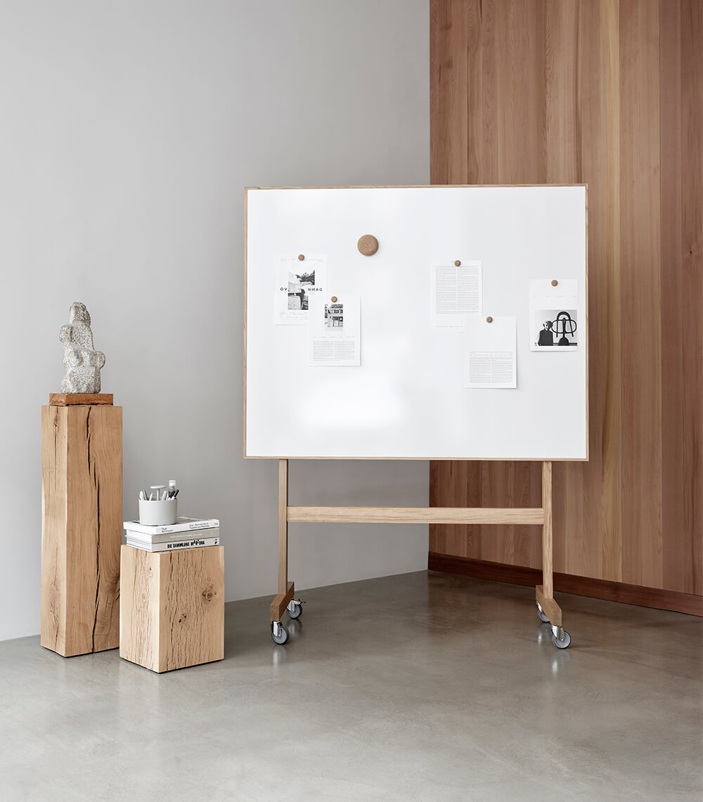 Mobil%20Whiteboard%20Wood%20-%20Ekstativ%20med%20hjul%20-%20miljo%CC%88.jpg