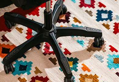 Smidda aluminium-kryss vs. plast på kontorsstolen