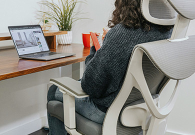 Hur får jag min kontorsstol att sluta gnissla?